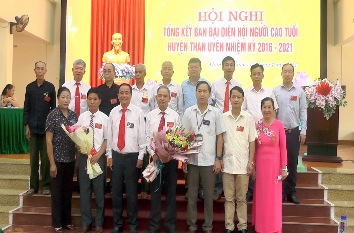 Lãnh đạo UBND, MTTQ huyện Than Uyên, Hội Người cao tuổi tỉnh tặng hoa chúc mừng Ban đại diện Hội Người cao tuổi khóa mới.